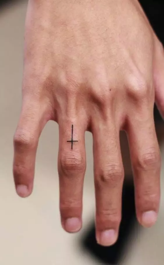 紋身“十字架”在手指上：紋身的價值。在中指和Mizinza上的過境點，在指標和無名手指上 295_30