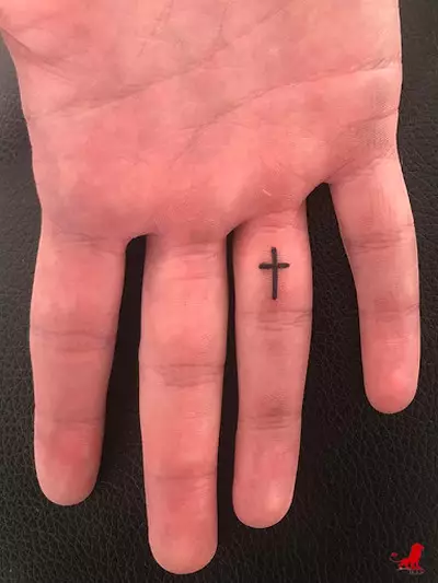 紋身“十字架”在手指上：紋身的價值。在中指和Mizinza上的過境點，在指標和無名手指上 295_31