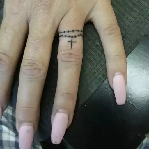 紋身“十字架”在手指上：紋身的價值。在中指和Mizinza上的過境點，在指標和無名手指上 295_5