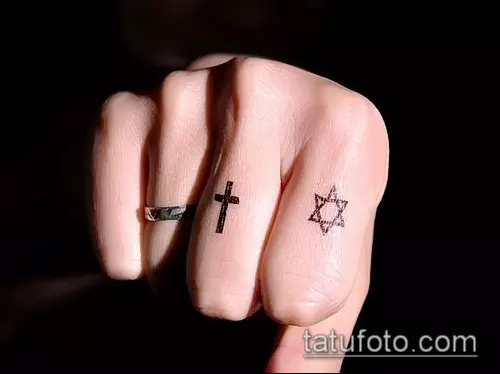 紋身“十字架”在手指上：紋身的價值。在中指和Mizinza上的過境點，在指標和無名手指上 295_7