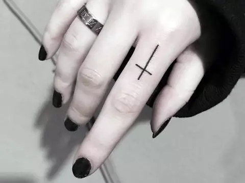 紋身“十字架”在手指上：紋身的價值。在中指和Mizinza上的過境點，在指標和無名手指上 295_8