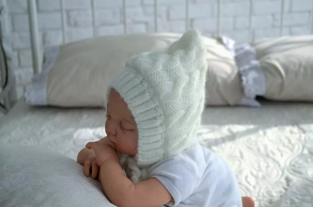 Зимске капе за новорођенчади (59 фотографија): кацига, плетени топли модели, од Если, шешир са зеконим ушима, вунени, на екстракту 2963_40