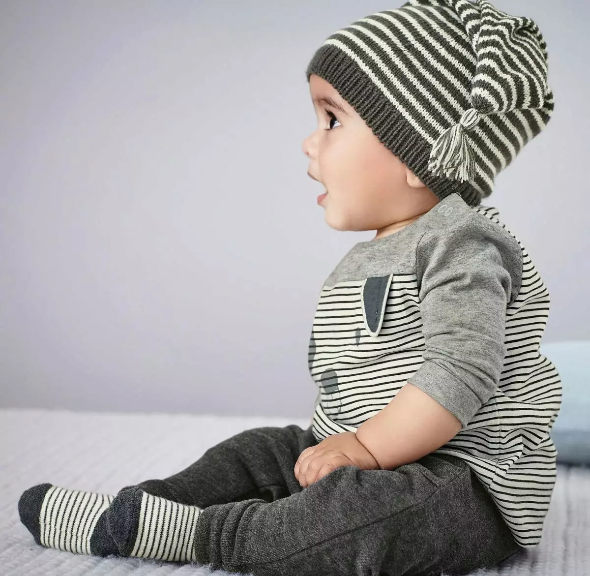 Зимске капе за новорођенчади (59 фотографија): кацига, плетени топли модели, од Если, шешир са зеконим ушима, вунени, на екстракту 2963_50