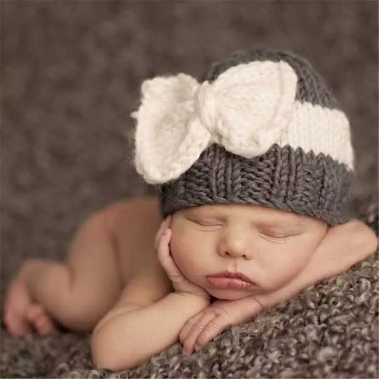 Зимске капе за новорођенчади (59 фотографија): кацига, плетени топли модели, од Если, шешир са зеконим ушима, вунени, на екстракту 2963_54