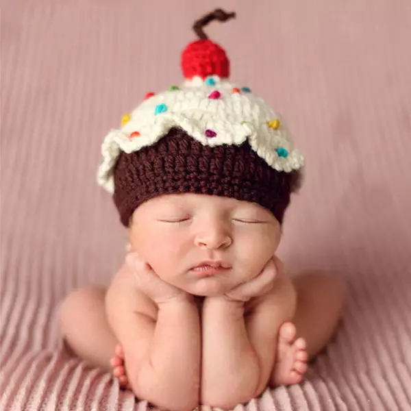 Зимске капе за новорођенчади (59 фотографија): кацига, плетени топли модели, од Если, шешир са зеконим ушима, вунени, на екстракту 2963_56
