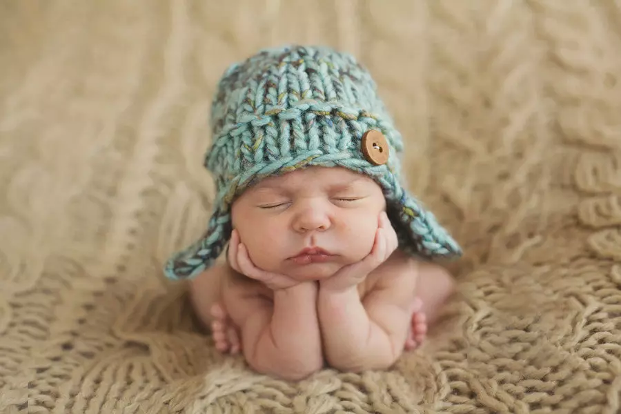 Зимске капе за новорођенчади (59 фотографија): кацига, плетени топли модели, од Если, шешир са зеконим ушима, вунени, на екстракту 2963_8