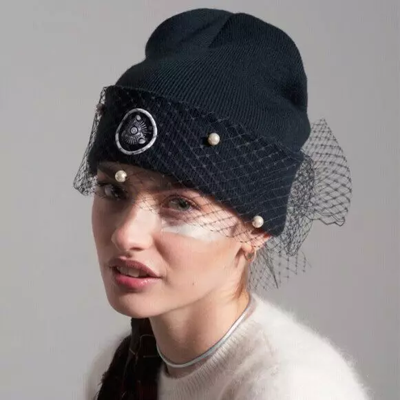 Sports caps (105 photos): Brand The North Face, Women's and Men's Knitted Models 2021, with Pompon, Fashion Hats of Ushanki 2966_41