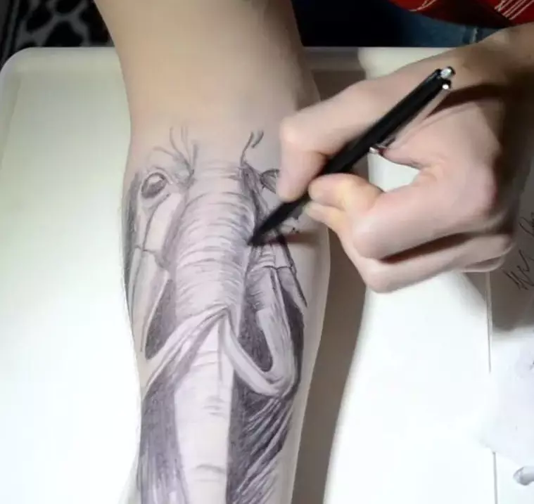 Tattoo rukojeť (59 fotografií): Jak nakreslit lehké tetování na ruce a nohu s černou rukojetí? Malé tetování pro dívky a muže a velké, skici 296_14