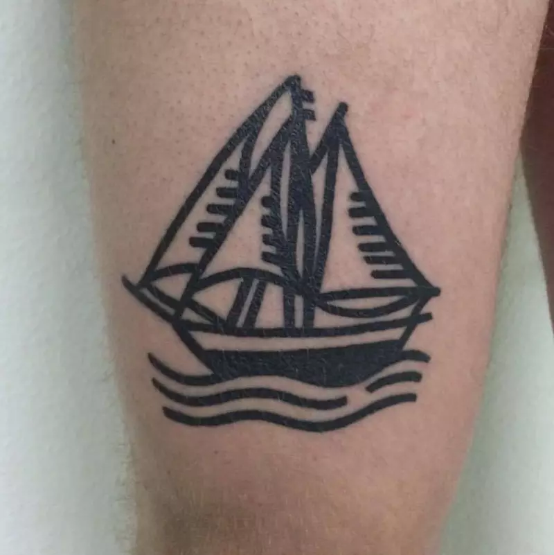 Tattoo tenilo (59 fotoj): Kiel desegni malpezan tatuon sur mano kaj kruro kun nigra tenilo? Malgranda tatuo por knabinoj kaj viroj kaj grandaj, skizoj 296_18