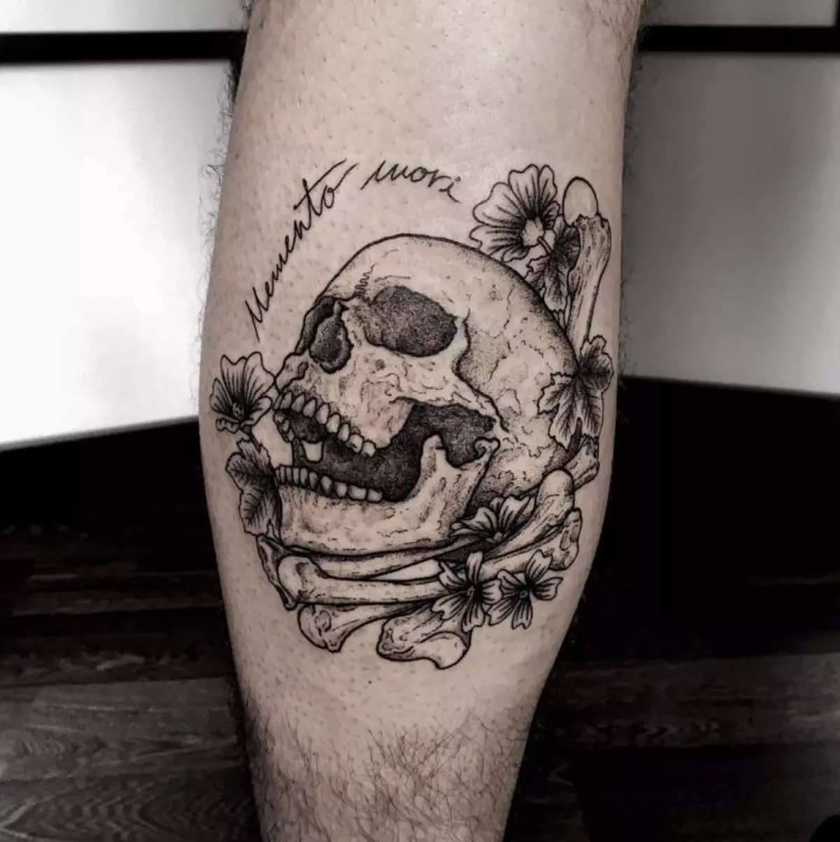 Tattoo rukojeť (59 fotografií): Jak nakreslit lehké tetování na ruce a nohu s černou rukojetí? Malé tetování pro dívky a muže a velké, skici 296_19