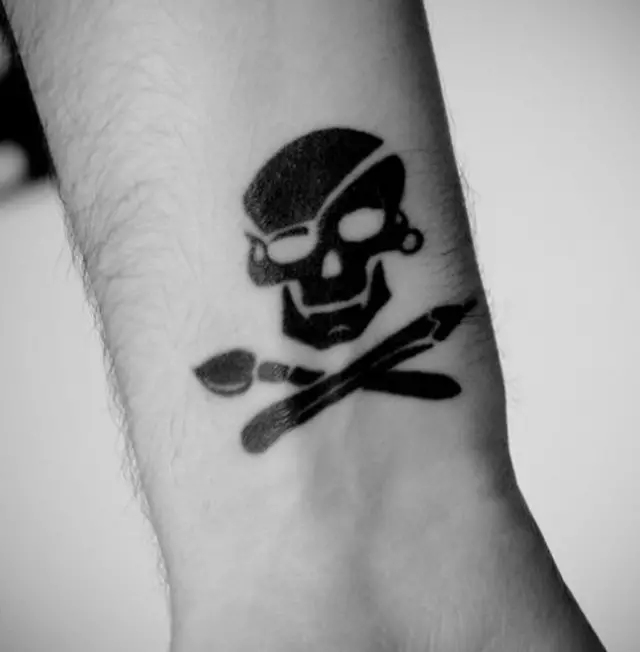 Tattoo-Griff (59 Fotos): Wie zeichnet man ein leichtes Tattoo an Hand und Bein mit schwarzem Griff? Kleines Tattoo für Mädchen und Männer und große, Skizzen 296_20