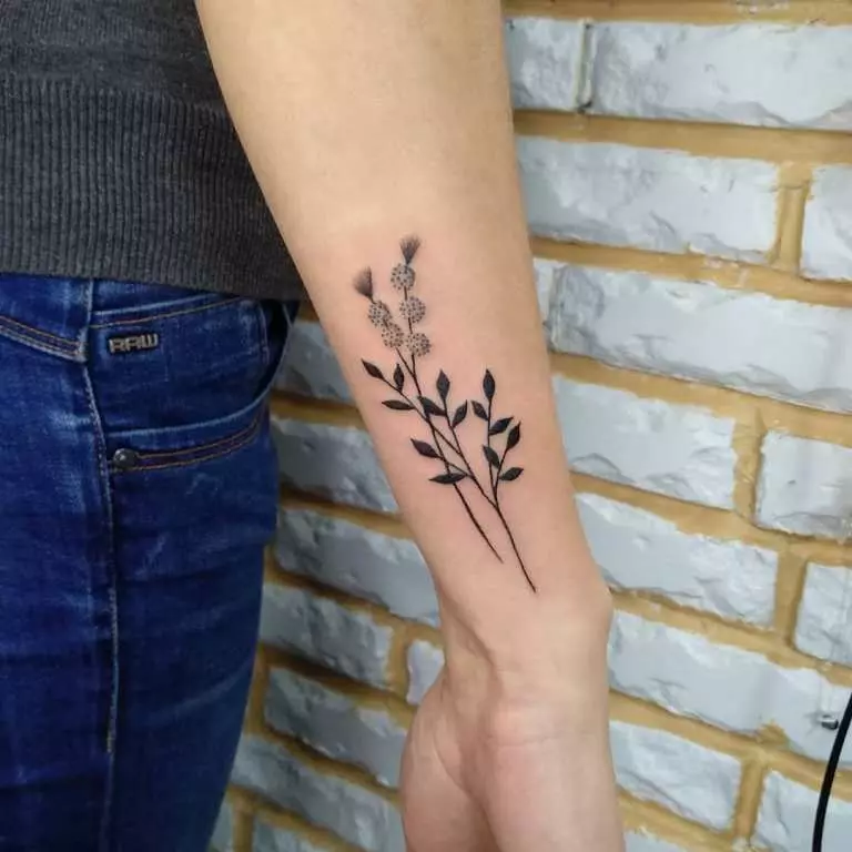 Tattoo tenilo (59 fotoj): Kiel desegni malpezan tatuon sur mano kaj kruro kun nigra tenilo? Malgranda tatuo por knabinoj kaj viroj kaj grandaj, skizoj 296_25