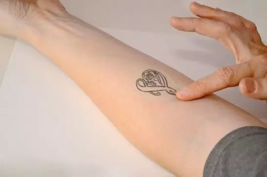 Tattoo tenilo (59 fotoj): Kiel desegni malpezan tatuon sur mano kaj kruro kun nigra tenilo? Malgranda tatuo por knabinoj kaj viroj kaj grandaj, skizoj 296_52