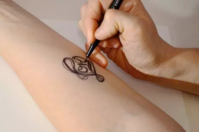 Mango de tatuaxe (59 fotos): Como deseñar unha tatuaxe lixeira na man e na perna con mango negro? Tatuaxe pequena para nenas e homes e grandes bocetos 296_53