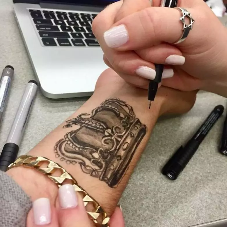 nansa tatuatge (59 fotos): Com dibuixar un tatuatge de pes lleuger a la mà i la cama amb mànec negre? Petit tatuatge per a les nenes i els homes i grans, esbossos 296_7