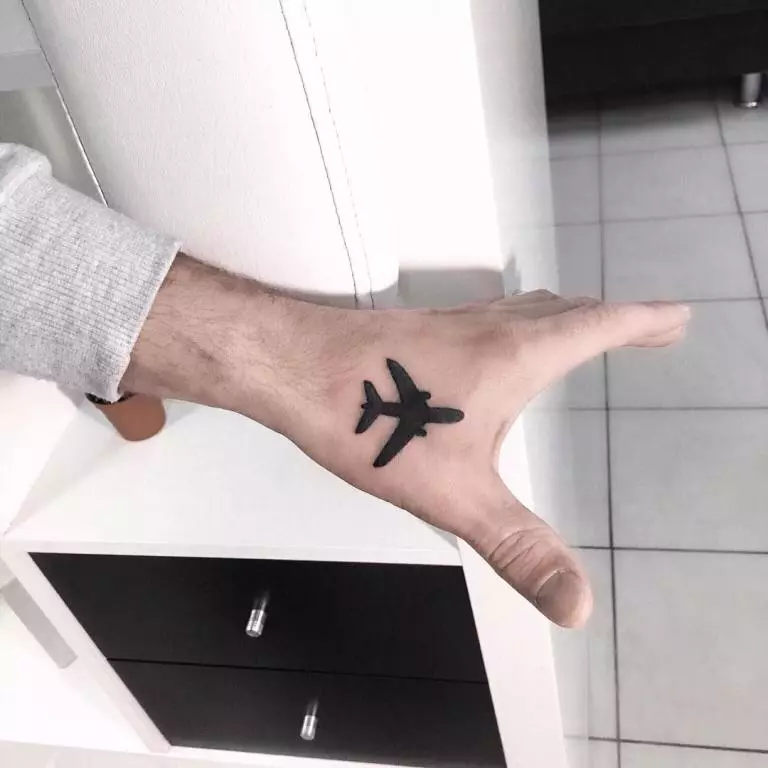 Ручка тетоважа (59 фотографија): Како нацртати лагану тетоважу на руци и ногу са црном ручком? Мала тетоважа за девојчице и мушкарце и велике, скице 296_9