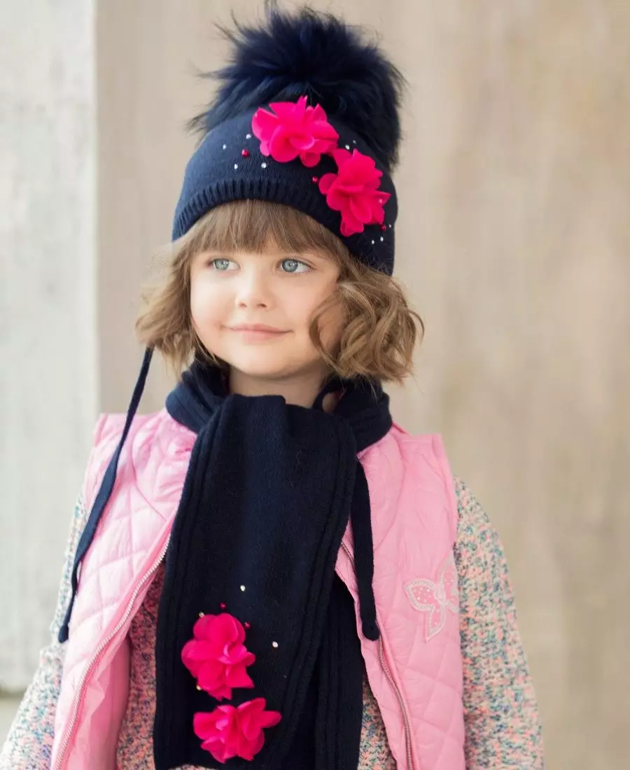 Pălării de iarnă pentru fete (83 fotografii): tricotate și pompon pentru fete de adolescenți și nou-născuți, blană, modele la modă cu urechi 2970_10