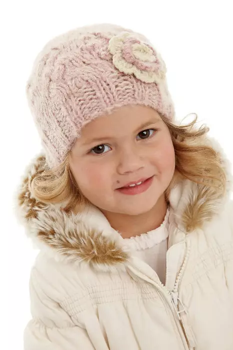 Pălării de iarnă pentru fete (83 fotografii): tricotate și pompon pentru fete de adolescenți și nou-născuți, blană, modele la modă cu urechi 2970_11