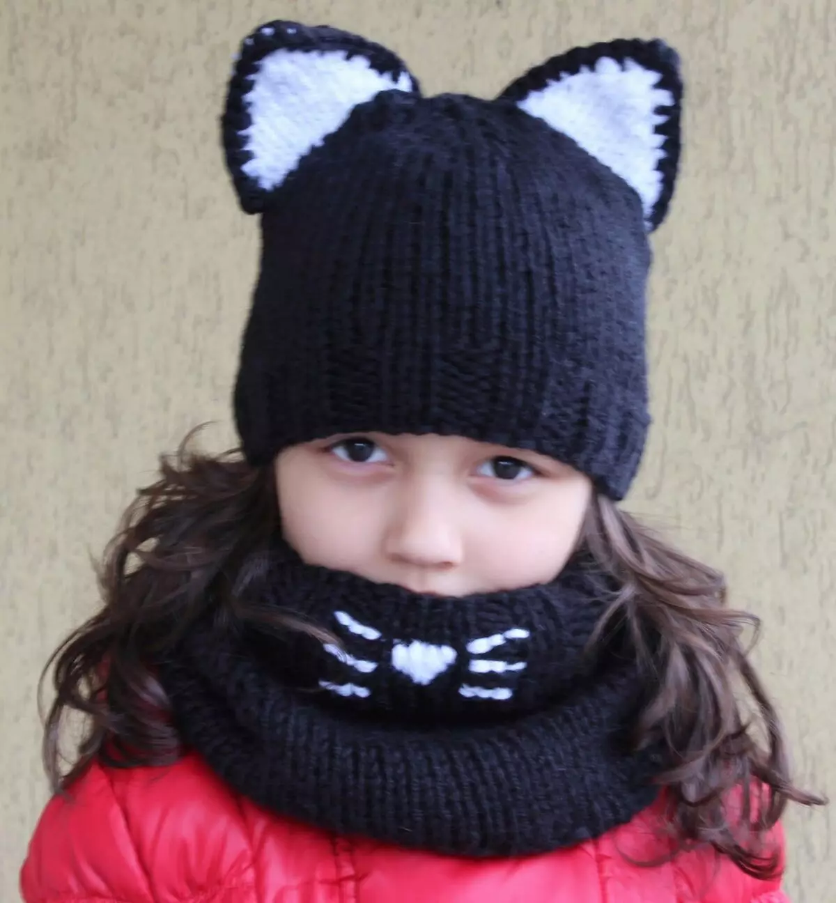 Pălării de iarnă pentru fete (83 fotografii): tricotate și pompon pentru fete de adolescenți și nou-născuți, blană, modele la modă cu urechi 2970_14