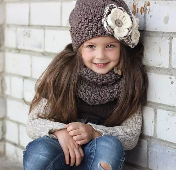 Pălării de iarnă pentru fete (83 fotografii): tricotate și pompon pentru fete de adolescenți și nou-născuți, blană, modele la modă cu urechi 2970_16