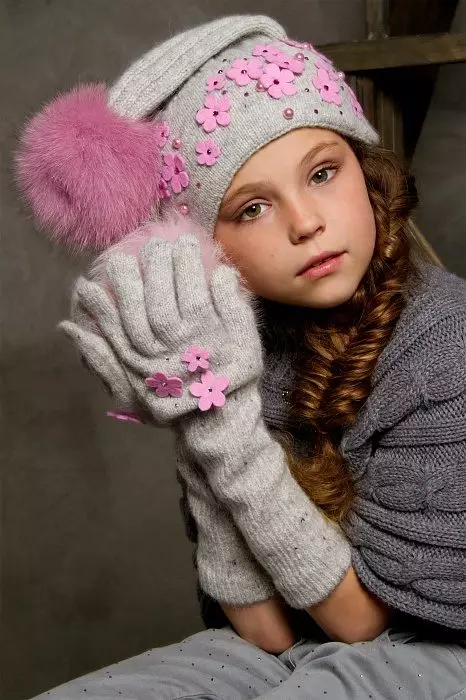 Pălării de iarnă pentru fete (83 fotografii): tricotate și pompon pentru fete de adolescenți și nou-născuți, blană, modele la modă cu urechi 2970_19
