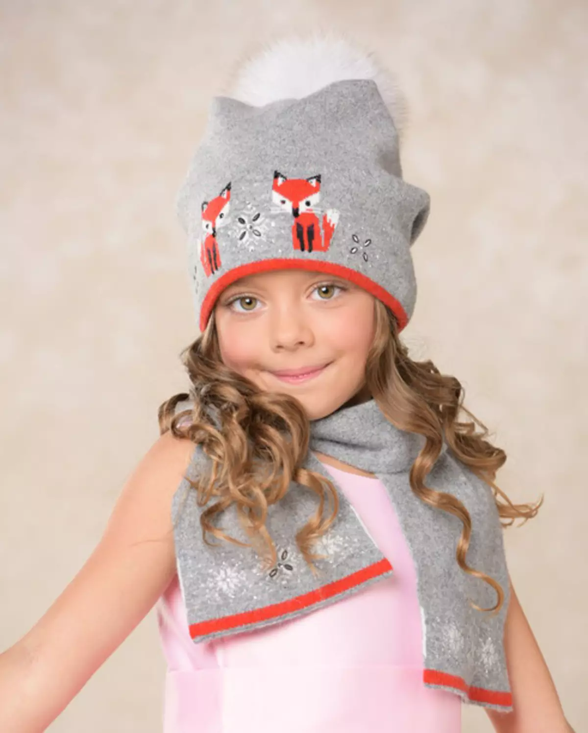 Pălării de iarnă pentru fete (83 fotografii): tricotate și pompon pentru fete de adolescenți și nou-născuți, blană, modele la modă cu urechi 2970_21