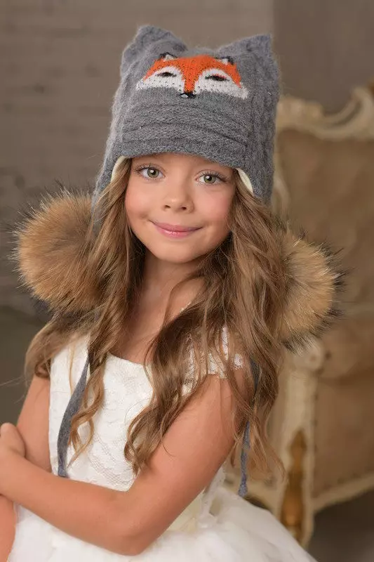 Pălării de iarnă pentru fete (83 fotografii): tricotate și pompon pentru fete de adolescenți și nou-născuți, blană, modele la modă cu urechi 2970_25