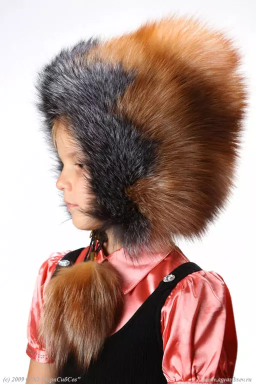 Pălării de iarnă pentru fete (83 fotografii): tricotate și pompon pentru fete de adolescenți și nou-născuți, blană, modele la modă cu urechi 2970_37
