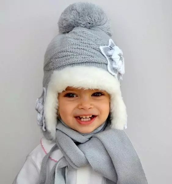 Pălării de iarnă pentru fete (83 fotografii): tricotate și pompon pentru fete de adolescenți și nou-născuți, blană, modele la modă cu urechi 2970_48