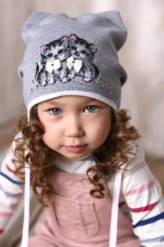 Pălării de iarnă pentru fete (83 fotografii): tricotate și pompon pentru fete de adolescenți și nou-născuți, blană, modele la modă cu urechi 2970_52
