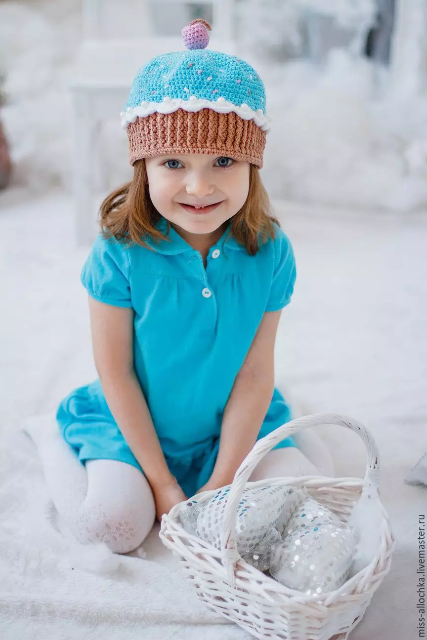 Pălării de iarnă pentru fete (83 fotografii): tricotate și pompon pentru fete de adolescenți și nou-născuți, blană, modele la modă cu urechi 2970_53