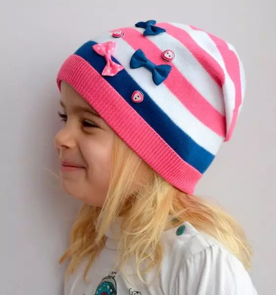 Pălării de iarnă pentru fete (83 fotografii): tricotate și pompon pentru fete de adolescenți și nou-născuți, blană, modele la modă cu urechi 2970_55