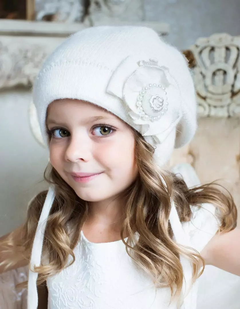 Pălării de iarnă pentru fete (83 fotografii): tricotate și pompon pentru fete de adolescenți și nou-născuți, blană, modele la modă cu urechi 2970_70