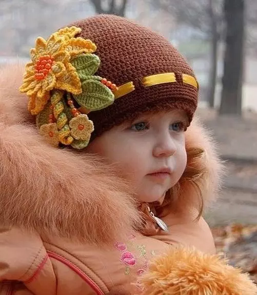 Pălării de iarnă pentru fete (83 fotografii): tricotate și pompon pentru fete de adolescenți și nou-născuți, blană, modele la modă cu urechi 2970_71