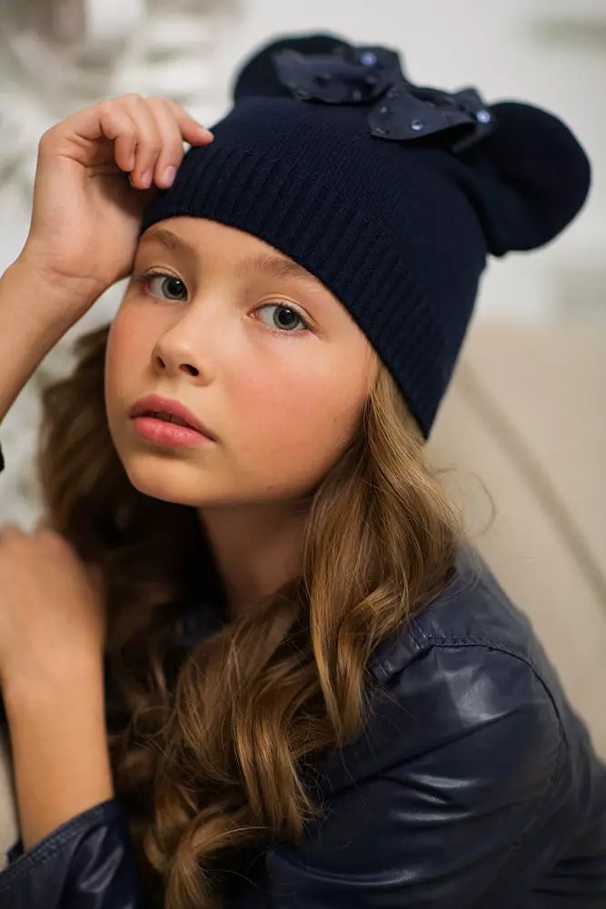 Pălării de iarnă pentru fete (83 fotografii): tricotate și pompon pentru fete de adolescenți și nou-născuți, blană, modele la modă cu urechi 2970_73