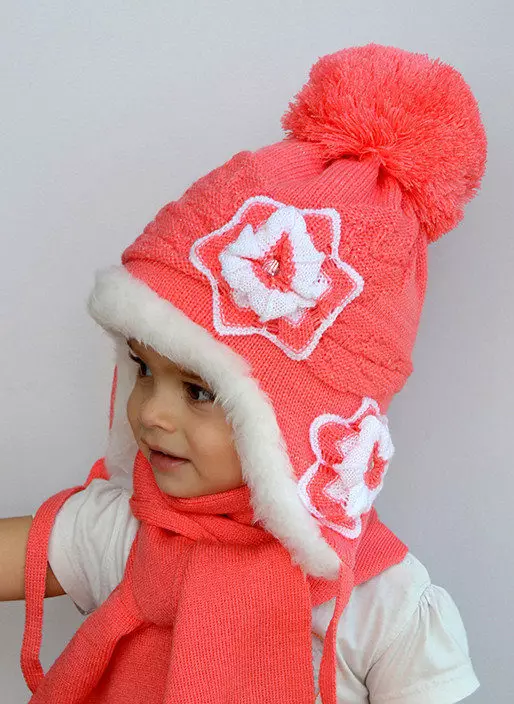 Pălării de iarnă pentru fete (83 fotografii): tricotate și pompon pentru fete de adolescenți și nou-născuți, blană, modele la modă cu urechi 2970_77