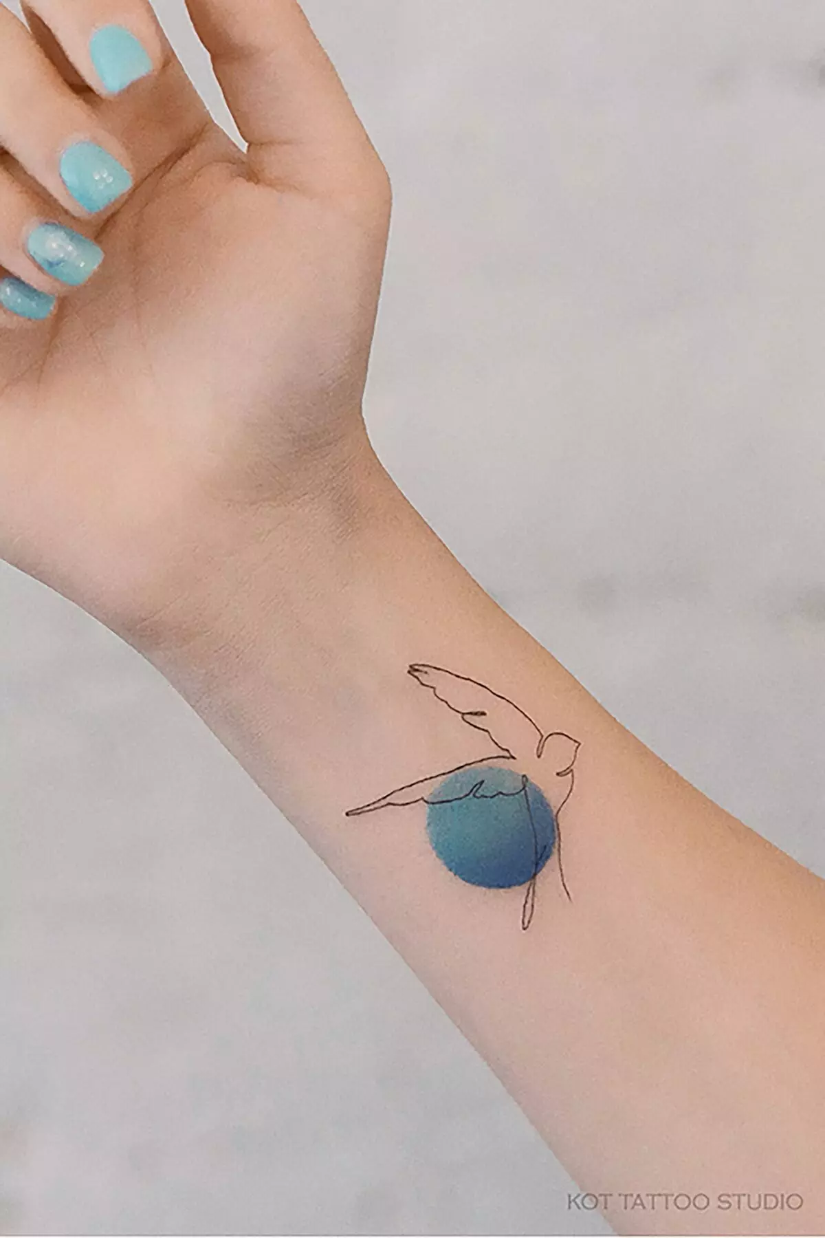 Tatuatge a la mà (70 fotos): petites i grans tatuatges, els seus esbossos. Bells dibuixos, cool idees tatuatge per tota la mà i al seu voltant, al costat interior i exterior 297_15