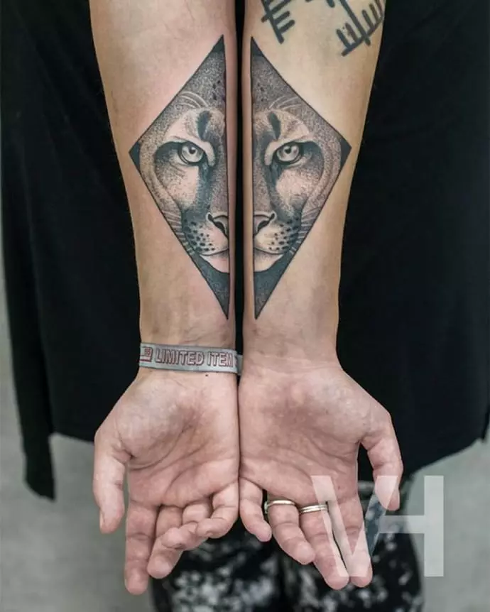 Tattoo On Hand (70 ფოტო): პატარა ტატუ და დიდი, მათი ესკიზები. ლამაზი ნახატების, მაგარი იდეების tattoo მთელი მისი ხელი და მის გარშემო, შიდა და გარე მხარეს 297_22