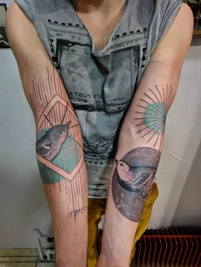 Tattoo on Hand (70 mga larawan): Maliit na mga tattoo at malaki, ang kanilang mga sketch. Magandang guhit, cool na mga ideya tattoo sa lahat ng dako ng kanyang kamay at sa paligid nito, sa panloob at panlabas na bahagi 297_23