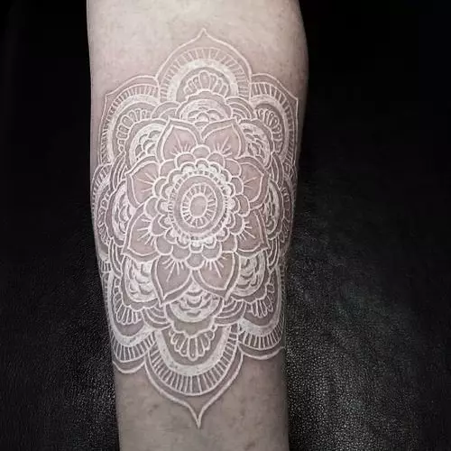 Татуировка на ръка (70 снимки): малки татуировки и големи, техните скици. Красиви рисунки, готини идеи татуират цял ​​ръката й и около него, от вътрешната и външната страна 297_60
