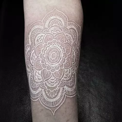 Tatuagem na mão (70 fotos): pequenas tatuagens e grandes, seus esboços. Belos desenhos, idéias legais tatuagem em toda a mão e em torno dele, no lado interno e externo 297_60