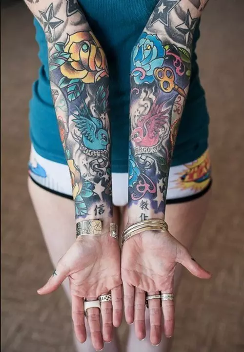 Tattoo On Hand (70 ფოტო): პატარა ტატუ და დიდი, მათი ესკიზები. ლამაზი ნახატების, მაგარი იდეების tattoo მთელი მისი ხელი და მის გარშემო, შიდა და გარე მხარეს 297_63