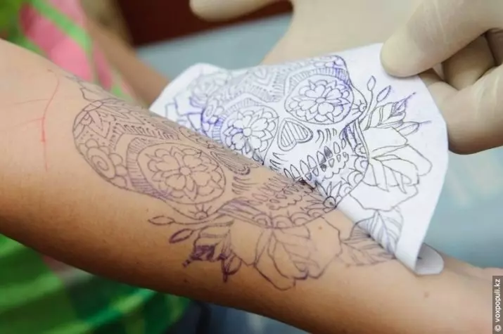 Tato ing tangan (70 foto): Tattoos cilik lan gedhe, sketsa. Gambar sing apik, ide sing adhem tato kabeh ana ing tangane, ing njero batin lan njaba sisih 297_68