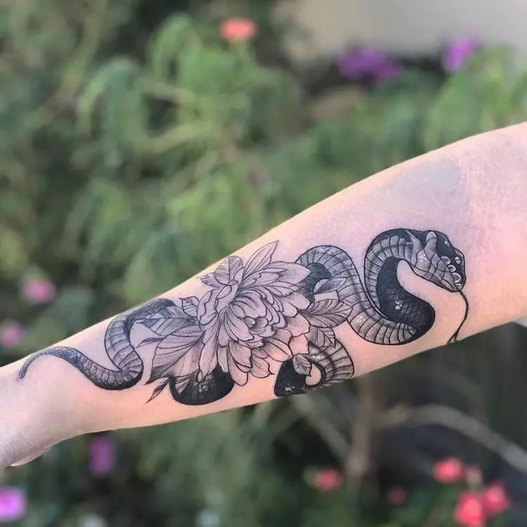 Tattoo på hånden (70 billeder): Små tatoveringer og store, deres skitser. Smukke tegninger, kølige ideer tatovering over hele hendes hånd og omkring det på den indre og ydre side 297_7