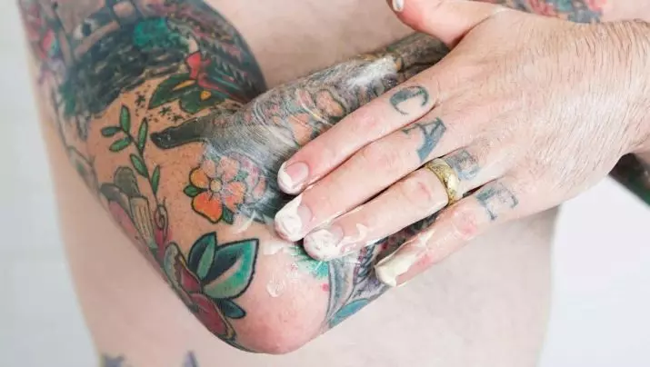 Tatuatge a la mà (70 fotos): petites i grans tatuatges, els seus esbossos. Bells dibuixos, cool idees tatuatge per tota la mà i al seu voltant, al costat interior i exterior 297_70