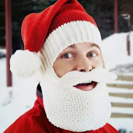 Nyttårets lue (55 bilder): Santa Claus med skjegg og julemannen, muggerhatt i barnehagen, strikkede modeller av viking, luker-ushanki 2981_13