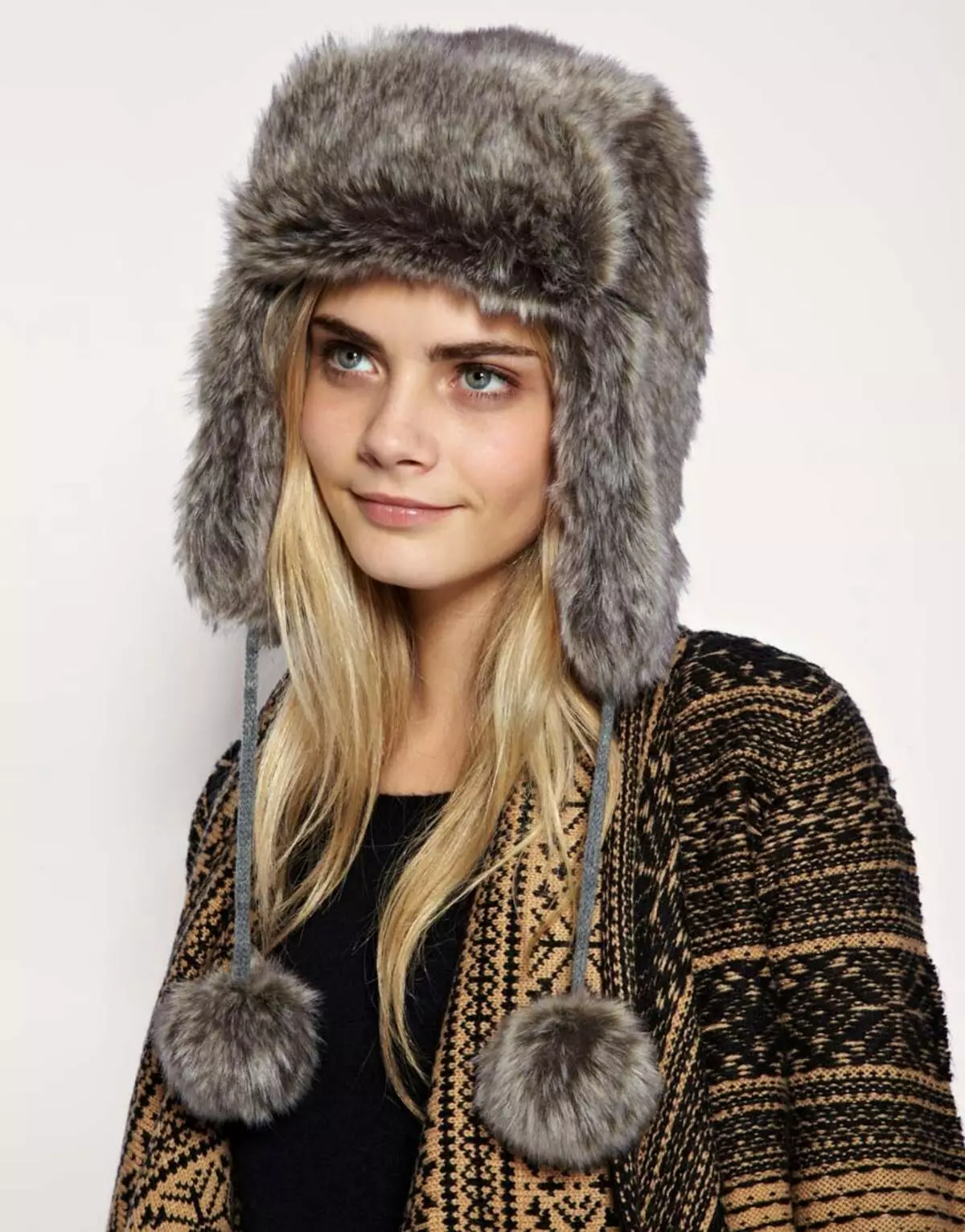 Jaunatnes vāciņi (123 fotogrāfijas): trikotāžas un modernas ziemas cepures, ūdeles, ar ausīm un citiem modeļiem 2021-2022 meitenēm 2997_29