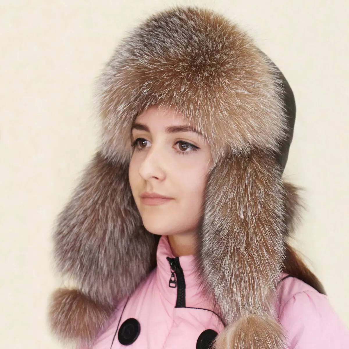 Jaunatnes vāciņi (123 fotogrāfijas): trikotāžas un modernas ziemas cepures, ūdeles, ar ausīm un citiem modeļiem 2021-2022 meitenēm 2997_31