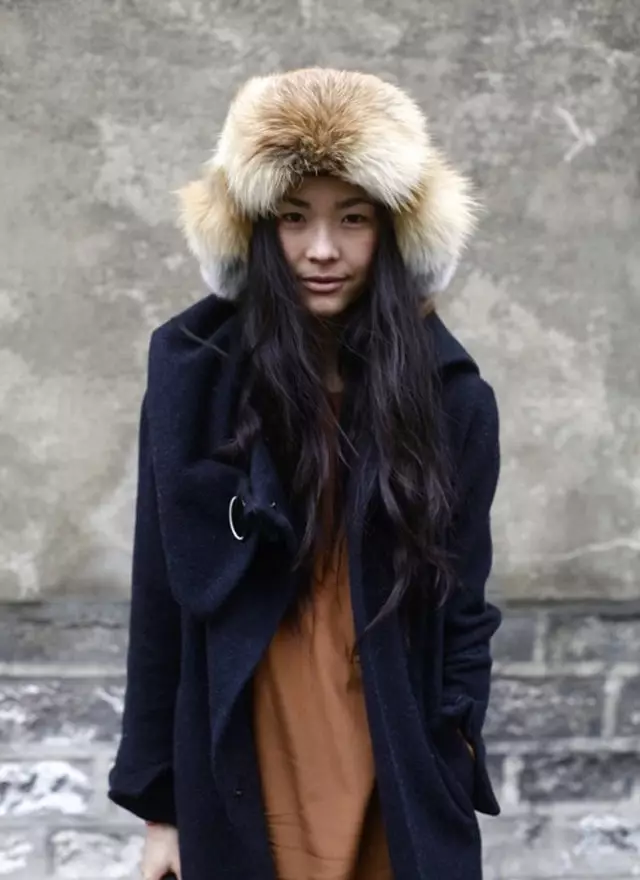 Jaunatnes vāciņi (123 fotogrāfijas): trikotāžas un modernas ziemas cepures, ūdeles, ar ausīm un citiem modeļiem 2021-2022 meitenēm 2997_33