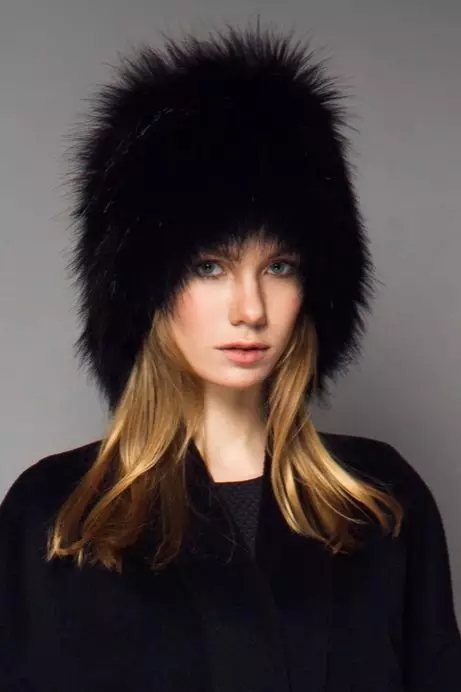 Jaunatnes vāciņi (123 fotogrāfijas): trikotāžas un modernas ziemas cepures, ūdeles, ar ausīm un citiem modeļiem 2021-2022 meitenēm 2997_38